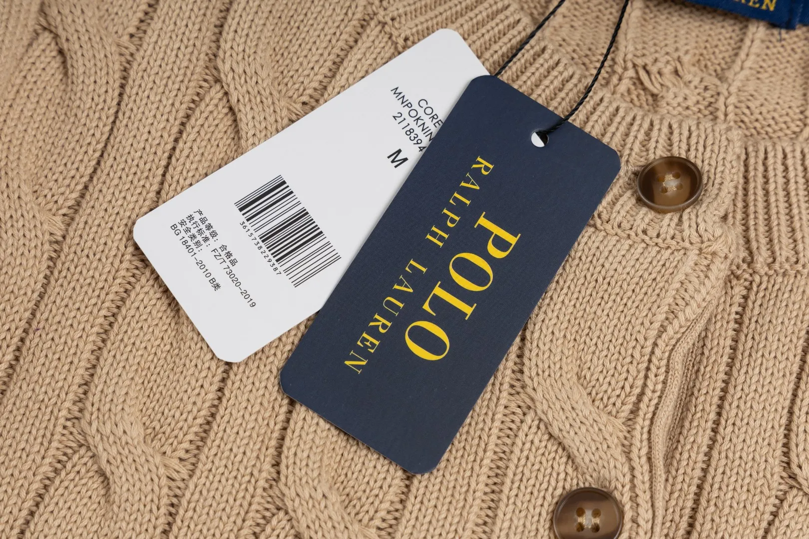 P230 #R93 RALPH LAUREN Ralph Lauren twelve colors classic small label embroidery logo seven-button knitted cable cardigan sweater women's top, high-density LOGO embroidery on the chest, original customization of tag accessories. Made of pure cotton yarn, pure cotton is skin-friendly and comfortable, small label war horse embroidered twist button cardigan sweater 🐎 high quality, follow the blogger to learn how to wear it! Let’s buy a Ralph Lauren cable sweater. It’s a super hard-to-find series after it became popular. It’s hard to find one on the official website. It’s simple and practical to wear, with a lazy and loose feel. The thickened fabric has more texture, feels soft and delicate, and has a loose fit. Whether worn alone or layered, you can wear different styles of fashion with just one piece!   Size: